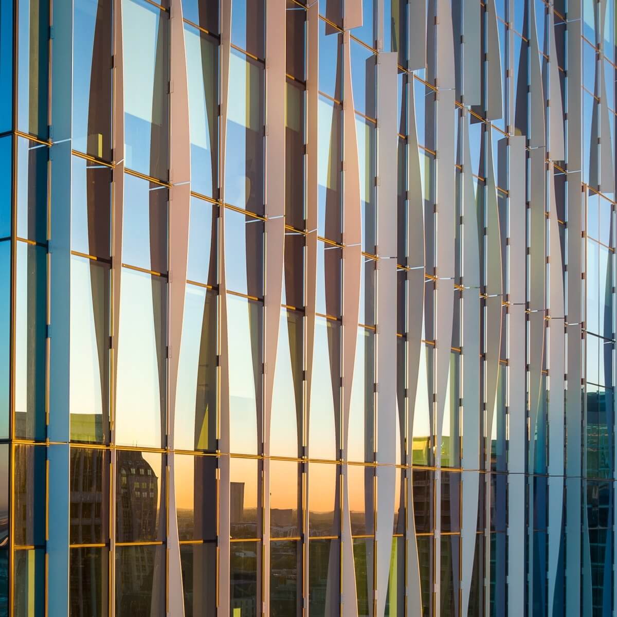 A Dynamic Façade Lights Up the Dallas Skyline | Corgan