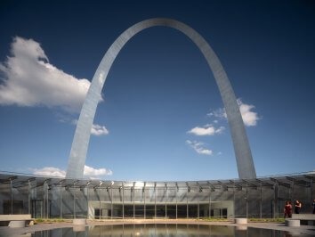 Gateway Arch Museum with arch